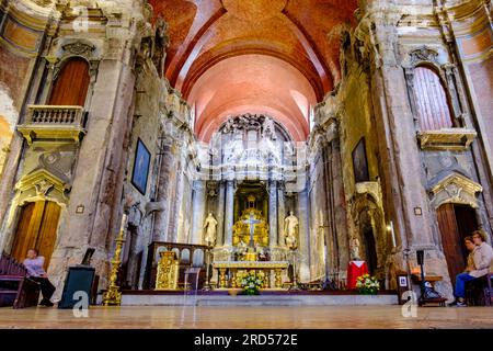 Persone in chiesa, altare, pala d'altare barocca della chiesa di San Domenico, interno di Igreja de São Domingos, largo de Sao Domingos, Lisbona, Portogallo Foto Stock