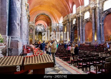 Persone in chiesa, devoti cattolici che pregano nella chiesa di San Domenico, Igreja de São Domingos, largo de Sao Domingos, Lisbona, Portogallo Foto Stock