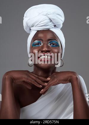 Una vera regina africana. Foto in studio di una giovane donna attraente che indossa un tradizionale abbigliamento africano su uno sfondo grigio. Foto Stock