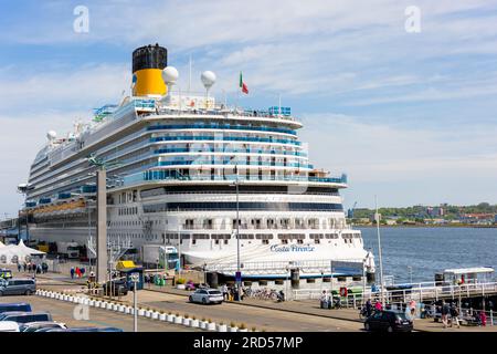 Kiel, Germania - 19 maggio 2023: Vista panoramica della nave da crociera Costa Firenze attraccata per auto, autobus turistico, banchina di Oslo, fiordo di Kiel, Mar Baltico. Crociera sull'oceano Foto Stock