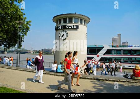 Indicatore del livello dell'acqua sul lungolago del Reno, Colonia, Renania settentrionale-Vestfalia, Germania Foto Stock