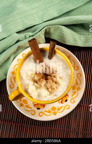 Tazza di canjica, cibo tipico consumato nella Festa Juninas brasiliana (festa di giugno) Foto Stock