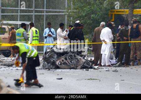 Peshawar, Pakistan. 18 luglio 2023. Il personale di sicurezza esamina il sito di esplosione a Peshawar, Pakistan, il 18 luglio 2023. Otto persone sono rimaste ferite quando un'esplosione ha colpito un veicolo di truppe paramilitari corpo di frontiera nella provincia nordoccidentale di Khyber Pakhtunkhwa in Pakistan martedì pomeriggio, le squadre di soccorso e la polizia hanno detto. Crediti: Str/Xinhua/Alamy Live News Foto Stock