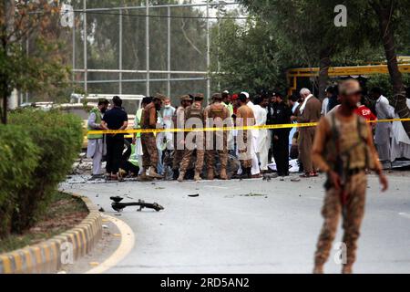 Peshawar, Pakistan. 18 luglio 2023. Il personale di sicurezza esamina il sito di esplosione a Peshawar, Pakistan, il 18 luglio 2023. Otto persone sono rimaste ferite quando un'esplosione ha colpito un veicolo di truppe paramilitari corpo di frontiera nella provincia nordoccidentale di Khyber Pakhtunkhwa in Pakistan martedì pomeriggio, le squadre di soccorso e la polizia hanno detto. Crediti: Saeed Ahmad/Xinhua/Alamy Live News Foto Stock