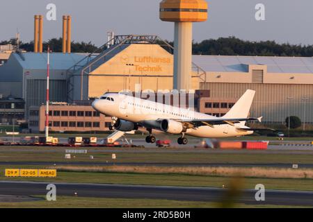 Aereo passeggeri Airbus A320-214 di GetJet Airlines decolla al semaforo serale presso l'aeroporto di Amburgo, Amburgo, Germania Foto Stock