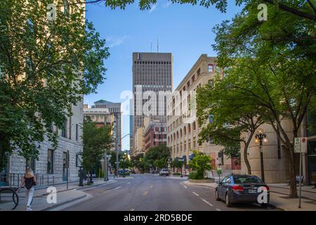 Edifici storici e grattacieli moderni, Market Ave, Exchange District, Winnipeg, Manitoba, Canada Foto Stock