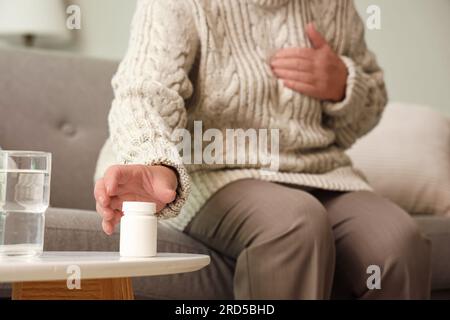 Donna anziana con infarto che prenderà medicine a casa Foto Stock