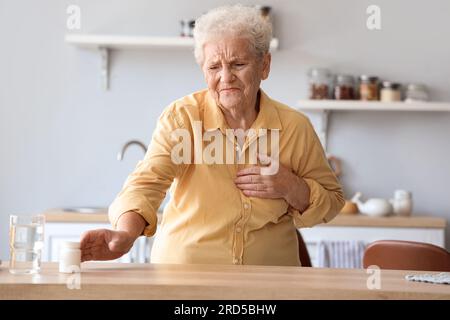 Donna anziana con infarto che prenderà medicine a casa Foto Stock