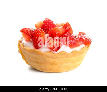 Tartlet gustosi con panna montata e fragole su sfondo bianco Foto Stock