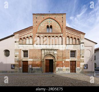 Facciata con spolia romana, Chiesa di San Pietro, Cherasco, Provincia di Cuneo, Langhe, Piemonte, Italia Foto Stock