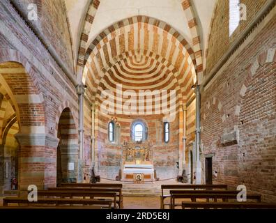 Navata, coro e abside con calotte, Abbazia Santa Maria di Vezzolano, Albugnano, Provincia di Asti, Monferrato, Piemonte, Italia Foto Stock