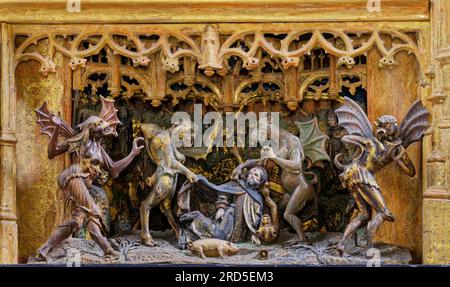 Tentazione di San Antonio Abate, dettaglio dell'altare alato scolpito, opera della Gilda Lukas di Anversa, tardo gotico, Sankt Lambertus, Affeln, Neuenrade Foto Stock
