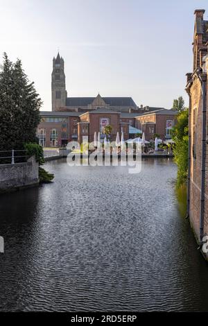 Sint-Janskaai con vista su St Salvator Cathedral e Lio's Restaurant, Onze-lieve-Vrouwekerk, Bruges, Belgio Foto Stock