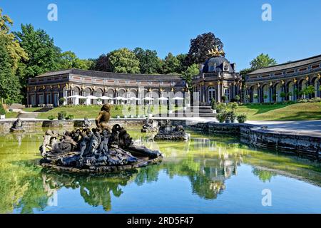 Palazzo nuovo, orangerie con tempio centrale del sole, edifici circolari su entrambi i lati con arcate e quadriga dorata sul tetto, bacino d'acqua Foto Stock