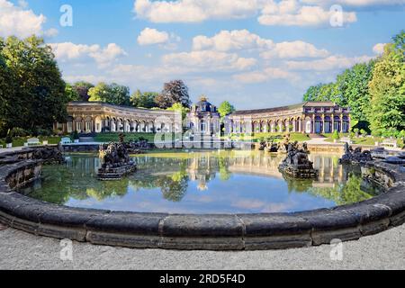 Palazzo nuovo, orangerie con tempio centrale del sole, edifici circolari su entrambi i lati con arcate e quadriga dorata sul tetto, bacino d'acqua Foto Stock