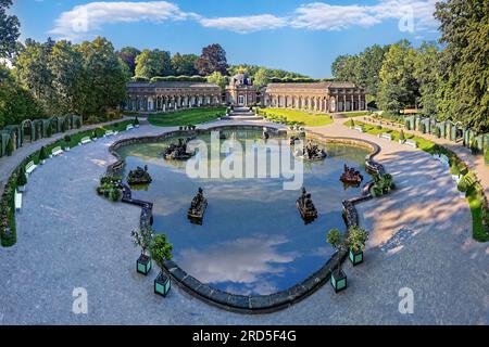 Palazzo nuovo, orangerie con tempio centrale del sole, edifici circolari su entrambi i lati con arcate e quadriga dorata sul tetto, bacino d'acqua Foto Stock