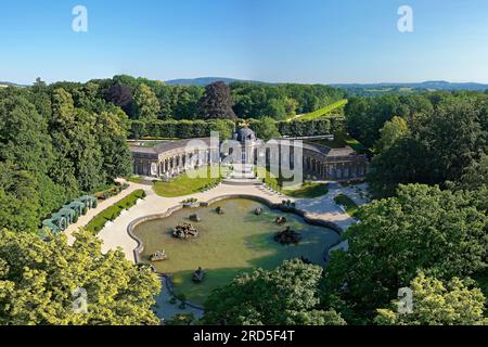 Palazzo nuovo, orangerie con tempio centrale del sole, edifici circolari su entrambi i lati con arcate e quadriga dorata sul tetto, bacino d'acqua Foto Stock