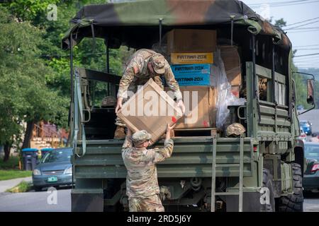 Hardwick, Stati Uniti d'America. 17 luglio 2023. Hardwick, Stati Uniti d'America. 17 luglio 2023. STATI UNITI Ryan Spodick, Above, e David Cross, Below, con la Guardia Nazionale dell'Esercito del Vermont, donò ventilatori elettrici in seguito alle inondazioni, 17 luglio 2023 a Hardwick, Vermont. I soldati aiutarono ad organizzare e distribuire oggetti donati alle città colpite dalle inondazioni in tutto il Vermont. Credito: Sgt. Denis Nunez/U.S. Army Photo/Alamy Live News Foto Stock