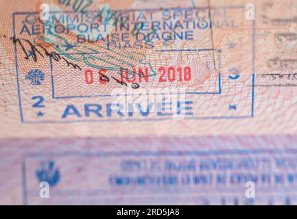 Timbro del visto d'ingresso in Senegal su un passaporto aperto con il punto di arrivo Aéroport de Dakar, Aeroporto Internazionale Blaise Diagne. Timbro d'ingresso in Senegal. Foto Stock