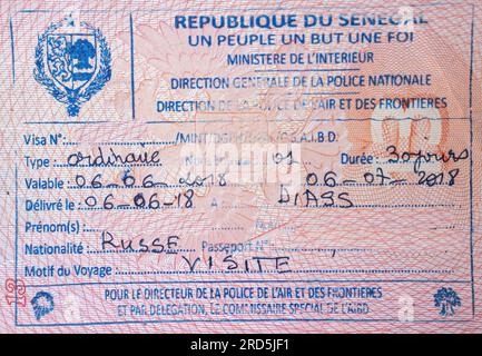 Timbro del visto turistico del Senegal su un passaporto aperto. Timbro d'ingresso in Senegal. Foto Stock