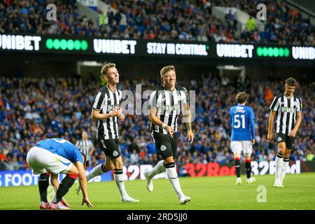 Glasgow, Regno Unito. 18 maggio 2023. Un incontro testimonial tra Rangers e Newcastle United si è tenuto a Ibrox Park, Glasgow, Regno Unito, casa dei Rangers FC, per Allan McGregor, (soprannominato Greegsy), il portiere dei Rangers in pensione. Allan McGregor ha fatto il suo debutto in prima squadra nel febbraio 2002 e ha giocato 500 partite con i Rangers. Ha fatto parte di 6 campionati, 5 squadre vincitrici della Coppa di Lega e ha anche giocato un ruolo chiave nel raggiungimento delle finali di Coppa UEFA e Europa League nel 2008 e 2022. Crediti: Findlay/Alamy Live News Foto Stock