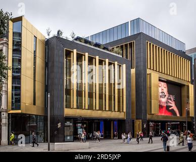 The Now Building di Outernet London, uno spazio di intrattenimento immersivo e luogo di ritrovo musicale in Tottenham Court Road, nel centro di Londra. Gold Building, Regno Unito. Foto Stock