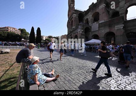 Roma, Italia. 18 luglio 2023. I turisti aspettano fuori dal Colosseo a Roma, Italia, il 18 luglio 2023. La temperatura massima a Roma ha superato i 41 gradi Celsius il martedì. Credito: Alberto Lingria/Xinhua/Alamy Live News Foto Stock