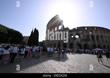 Roma, Italia. 18 luglio 2023. I turisti aspettano all'ombra fuori del Colosseo a Roma, Italia, il 18 luglio 2023. La temperatura massima a Roma ha superato i 41 gradi Celsius il martedì. Credito: Alberto Lingria/Xinhua/Alamy Live News Foto Stock