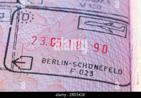 Germania: Timbro del valico di frontiera di Berlino in un passaporto aperto. Timbro passaporto uscita aeroporto di Berlino-Schönefeld 2018 Foto Stock