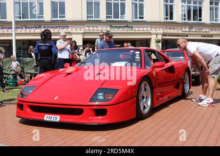 La scelta della migliore auto in mostra, una Ferrari F40 super car, realizzata per celebrare il 40° anniversario della Ferrari di costruire auto con il proprio nome, maggio 2023. Foto Stock