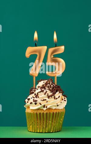 Candela di compleanno numero 75 - carta anniversario verticale con sfondo verde Foto Stock