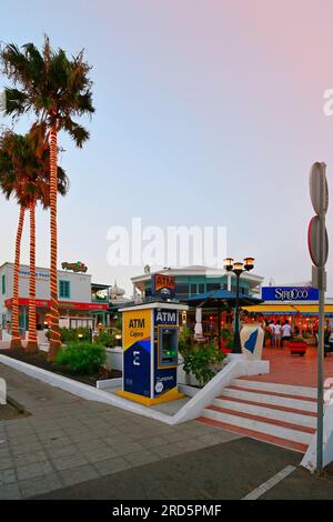 Lanzarote, Isole Canarie, Arrecife Matagorda, di notte, palme illuminate con cielo blu Foto Stock