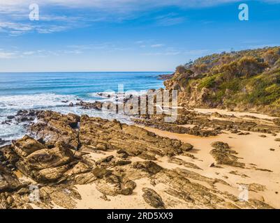 Esplorare Cuttagee Beach sulla costa della costa di Sapphire, nella costa meridionale del New South Wales, Australia Foto Stock