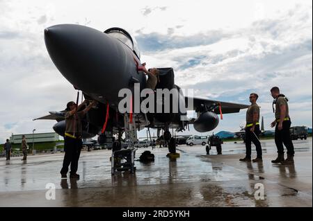 STATI UNITI Air Force Airmen del 336th Fighter Generation Squadron, Seymour Johnson Air Force base, North Carolina, preparano un F-15E Strike Eagle per il decollo a supporto del Northern Edge 23-2 presso la Japan Air Self-Defense Force Tsuiki Air base, Giappone, 12 luglio 2023. Ne 23-2 fornisce una formazione sull'interoperabilità fondamentale per il successo delle future iniziative congiunte e multinazionali. (STATI UNITI Foto dell'aeronautica militare di Senior Airman Xavier Wilson) Foto Stock