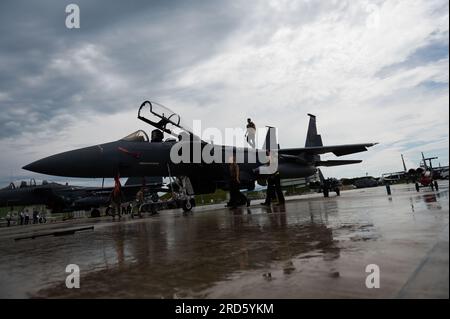 STATI UNITI Air Force Airmen del 336th Fighter Generation Squadron, Seymour Johnson Air Force base, North Carolina, preparano un F-15E Strike Eagle per il decollo a supporto del Northern Edge 23-2 presso la Japan Air Self-Defense Force Tsuiki Air base, Giappone, 12 luglio 2023. 12 luglio 2023. Ne 23-2 fornisce una formazione sull'interoperabilità fondamentale per il successo delle future iniziative congiunte e multinazionali. (STATI UNITI Foto dell'aeronautica militare di Senior Airman Xavier Wilson) Foto Stock