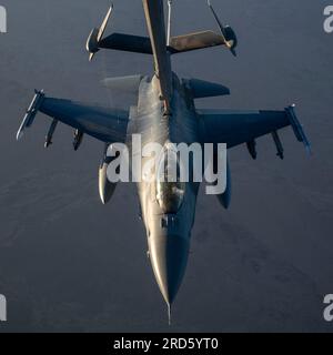 UN U.S. Air Force F-16 Fighting Falcon, assegnato al 457th Expeditionary Fighter Squadron, riceve carburante da un KC-10 Extender sopra gli Stati Uniti Central Command area of Responsibility, 6 luglio 2023. Il KC-10 Extender consente alle risorse aeree di rimanere in aria per periodi più lunghi, massimizzando il tempo di pattugliamento e garantendo la stabilità regionale. (STATI UNITI Foto dell'aeronautica militare del Senior Airman Jacob Cabanero) Foto Stock