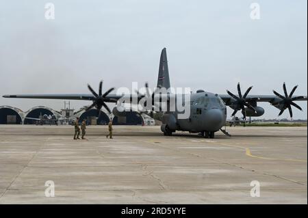 Un equipaggio della All-Reserve con base a Dobbins Air Reserve base, GA, trasportò una squadra di caricatori di armi e tecnici di petrolio, oli e lubrificanti tramite C-130H Hercules il 12 luglio 2023, da Chiclayo, in Perù, alla base aerea di El Pato, in Perù. Una volta a terra a El Pato, il team ha effettuato operazioni di rifornimento e rifornimento nell'area di avanzamento, scaricando combustibile direttamente dal C-130 a un aereo da attacco A-10 Thunderbolt II ed esercitando la capacità del 64th Air Expeditionary Wing di condurre operazioni in luoghi con poche o nessuna infrastruttura prestabilita. (STATI UNITI Foto Air Force del Master Sgt. B Foto Stock