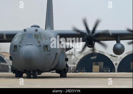 Un equipaggio della All-Reserve con base a Dobbins Air Reserve base, GA, trasportò una squadra di caricatori di armi e tecnici di petrolio, oli e lubrificanti tramite C-130H Hercules il 12 luglio 2023, da Chiclayo, in Perù, alla base aerea di El Pato, in Perù. Una volta a terra a El Pato, il team ha effettuato operazioni di rifornimento e rifornimento nell'area di avanzamento, scaricando combustibile direttamente dal C-130 a un aereo da attacco A-10 Thunderbolt II ed esercitando la capacità del 64th Air Expeditionary Wing di condurre operazioni in luoghi con poche o nessuna infrastruttura prestabilita. (STATI UNITI Foto Air Force del Master Sgt. B Foto Stock