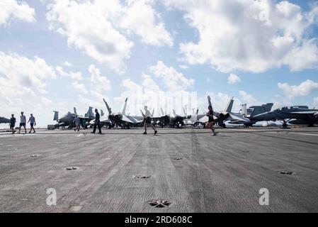 230718-N-OE145-1200 OCEANO INDIANO (18 luglio 2023) i marinai corrono sul ponte di volo degli Stati Uniti L'unica portaerei della Marina dispiegata in avanti, la USS Ronald Reagan (CVN 76), durante un evento ricreativo nell'Oceano Indiano, il 18 luglio 2023. Ronald Reagan, l'ammiraglia del Carrier Strike Group 5, fornisce una forza pronta al combattimento che protegge e difende gli Stati Uniti, e sostiene alleanze, partnership e interessi marittimi collettivi nella regione Indo-Pacifico. (STATI UNITI Foto Marina di Mass Communication Specialist 3rd Class Jordan Brown) Foto Stock