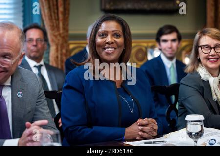 Washington, DC, USA. 18 luglio 2023. Il procuratore generale di New York Letitia James (C), insieme ad altri procuratori generali di stato, si prepara ad ascoltare il Vice Presidente degli Stati Uniti Kamala Harris (non nella foto) affrontare la crisi di salute pubblica del fentanyl nell'Eisenhower Executive Office Building a Washington, DC, USA, 18 luglio 2023. Credito: Jim LoScalzo/Pool tramite CNP/dpa/Alamy Live News Foto Stock