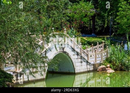 Tradizionale ponte ad arco in pietra in un antico villaggio cinese Foto Stock