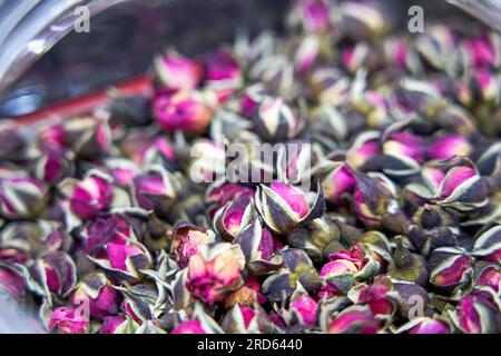 Primo piano del tè secco ai fiori di rosa Foto Stock