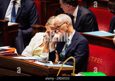 Parigi, Francia. 18 luglio 2023. Il primo ministro francese Elisabeth Borne (L) ha visto parlare con Franck Riester (R), ministro delegato presso il primo ministro, responsabile delle relazioni con il Parlamento, durante la sessione delle interrogazioni al governo. Sessione delle interrogazioni per il governo di Elisabetta, tenutasi all'Assemblea Nazionale, al Palais Bourbon di Parigi. Credito: SOPA Images Limited/Alamy Live News Foto Stock