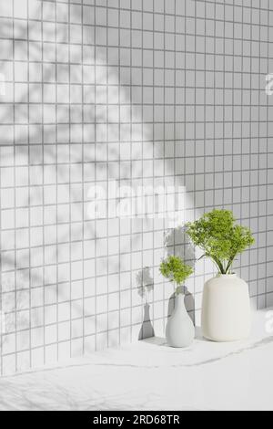 Sfondo semplice monotono con vasi, ombre degli alberi e luce naturale. Foto Stock