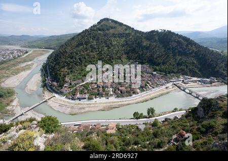 Berat, Albania. 30 aprile 2023. Vista dalla fortezza del castello di Kalaja di Berat al quartiere di Gorica. Credito: Sebastian Kahnert/dpa/Alamy Live News Foto Stock