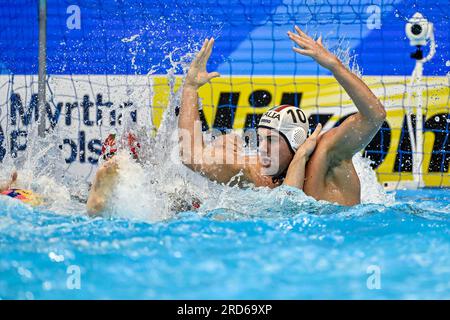 Fukuoka, Giappone. 19 luglio 2023. L'italiano Lorenzo Bruni lotta per la palla durante la partita tra la squadra Italia (berretti bianchi) e la squadra Canada (berretti blu) durante il 20° Campionato Mondiale di Aquatics presso la Marine Messe Hall B di Fukuoka (Giappone), 19 luglio 2023. Crediti: Insidefoto di andrea staccioli/Alamy Live News Foto Stock