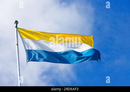 Haparanda, Svezia - 24 agosto 2020: Vista ravvicinata della bandiera issata dei Tornedaliani creata da Herbert Wirlof, utilizzata nel fiume Tornedalen vally i Foto Stock