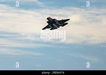 F-35A Lightning II flypast e mostra per il 2023 Territory Day a Mindil Beach, Darwin. Foto Stock