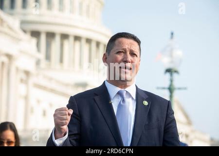 Washington, Stati Uniti. 18 luglio 2023. Il Rappresentante degli Stati Uniti Tony Gonzales (Repubblicano del Texas) fa delle osservazioni sull'introduzione del HIRE Act presso il Campidoglio degli Stati Uniti a Washington, DC, USA, martedì 18 luglio, 2023. Foto di Rod Lamkey/CNP/ABACAPRESS.COM credito: Abaca Press/Alamy Live News Foto Stock