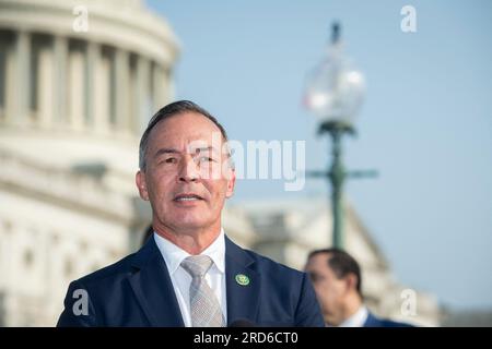 Washington, Stati Uniti. 18 luglio 2023. Il delegato James Moylan (repubblicano di Guam) offre osservazioni sull'introduzione del HIRE Act presso il Campidoglio degli Stati Uniti a Washington, DC, USA, martedì 18 luglio, 2023. Foto di Rod Lamkey/CNP/ABACAPRESS.COM credito: Abaca Press/Alamy Live News Foto Stock